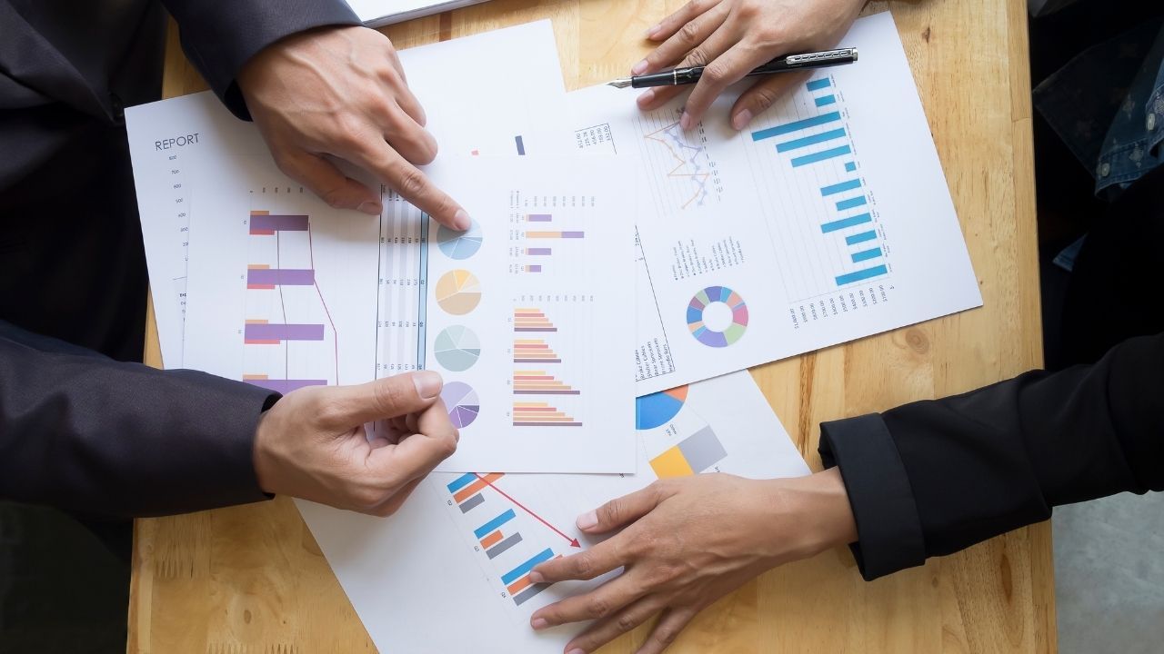 owner UMKM pusing mengelola laporan penjualan manual